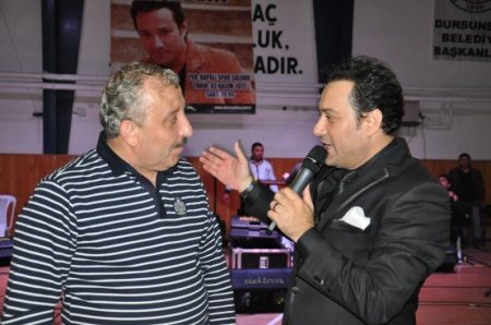 Dursunbey'de Ayhan Aşan konserine yoğun ilgi