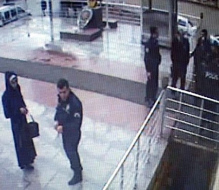 Durumundan şüphenilen bayanın emniyette erkek olduğu anlaşıldı