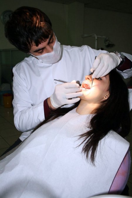 Düşen diş tekrar yerine takılabiliyor