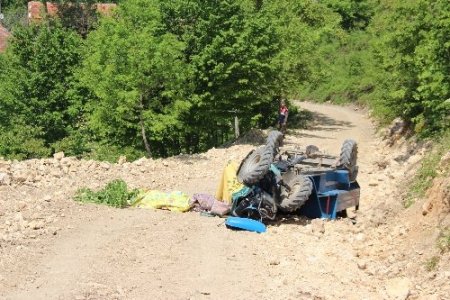 Düşen şapkaya bakarken tarım aracını deviren baba öldü, oğlu yaralandı