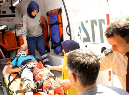 Düşen şapkaya bakarken tarım aracını deviren baba öldü, oğlu yaralandı