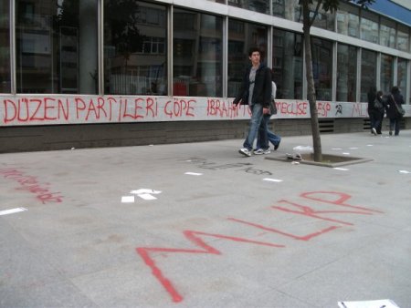 Duvar Ve Kepenk Yazıları Esnafı Mağdur Etti