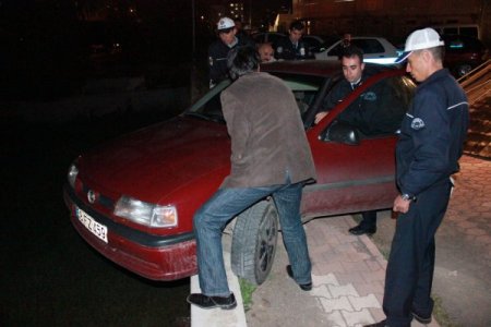 Duvarda Asılı Kalan Aracı, Polisler Tutarak Düşmekten Kurtardı
