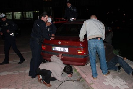 Duvarda Asılı Kalan Aracı, Polisler Tutarak Düşmekten Kurtardı