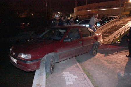 Duvarda Asılı Kalan Aracı, Polisler Tutarak Düşmekten Kurtardı