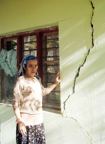 Duvarları Çatlak Evde Oturan Gül Ailesi Yardım Bekliyor