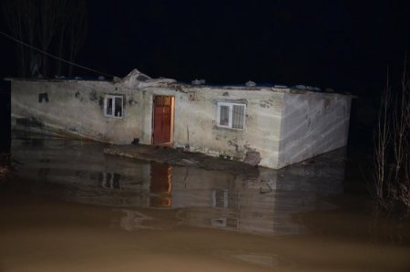 Düz Kışla Kar Suyu Altında Kaldı
