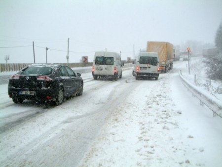 Düzce İl Sınırlarındaki Yollarda Ulaşım Felç Oldu