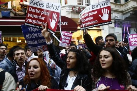 E-muhtıranın Yıl Dönümünde Anayasa Değişikliğini Konfeti Patlatarak Kutladılar