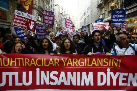 E-muhtıranın Yıl Dönümünde Anayasa Değişikliğini Konfeti Patlatarak Kutladılar