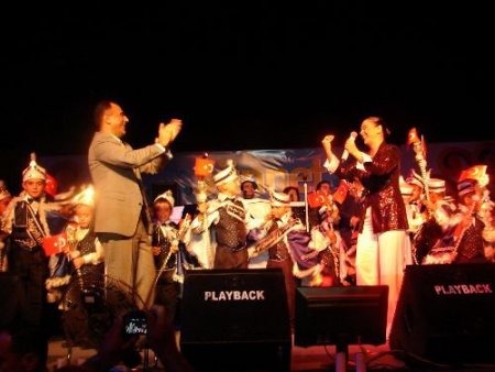 Ebru Gündeş, Sahnede Belediye Başkanı İle Oynadı