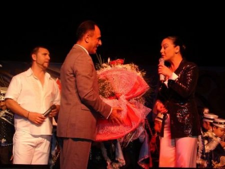 Ebru Gündeş, Sahnede Belediye Başkanı İle Oynadı