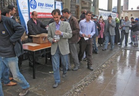 Ebu İshak Vakfı, 2 Bin Kişiye Etli Pilav Dağıttı