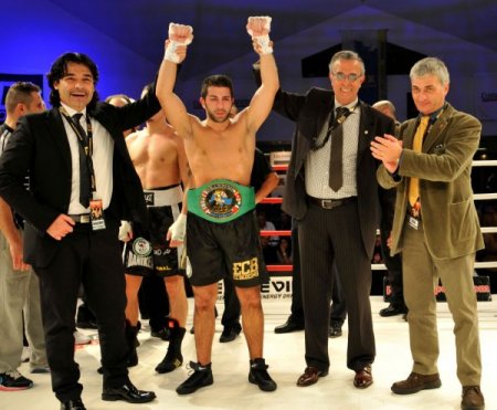 Ec Türk Boks Kulübü Hem Kemerleri, Hem De Van Depremzedelere Yardım Topladı