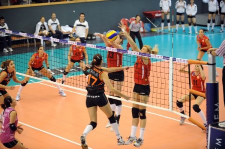 Eczacıbaşı Vitra’yı 3 - 1 yenen VakıfBank yenilgisiz lider