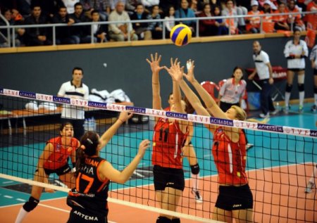 Eczacıbaşı Vitra’yı 3 - 1 yenen VakıfBank yenilgisiz lider