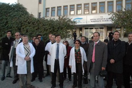 Eczacılar, Sgk Önüne Anahtar Bıraktı