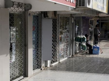 Eczacılar Kepenk İndirdi, Nöbetçi Eczanelerde Dört Kat Yoğunluk Yaşandı