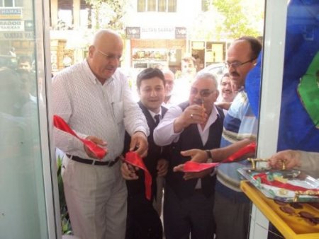 Eczanesini Memleketinde Açtı