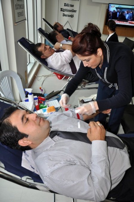 Edirne Eğitimciler Derneği üyeleri kan bağışında bulundu