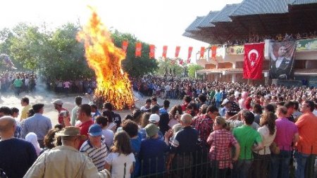 Edirne Kakava Şenlikleri'nde binlerce kişi aynı ateş etrafında birleşti