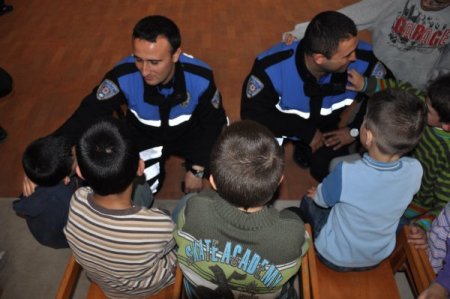 Edirne Polisi, Yuvada Kalan Çocukları Ziyaret Etti