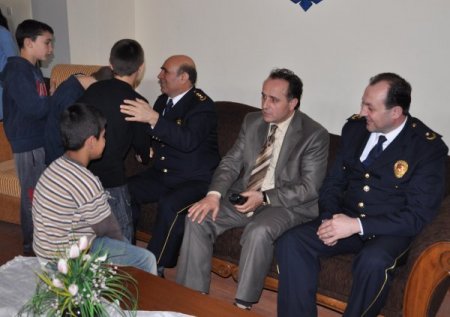 Edirne Polisi, Yuvada Kalan Çocukları Ziyaret Etti