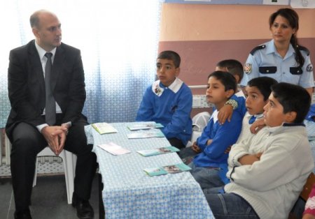 Edirne polisi ilköğretim öğrencilerini bilgilendiriyor