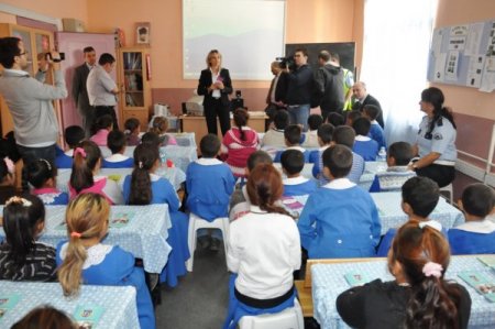 Edirne polisi ilköğretim öğrencilerini bilgilendiriyor