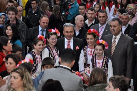 Edirne Valisi, Balkan Çocuk Şenliği'ni Halk Arasında İzledi