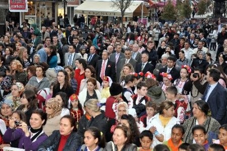 Edirne Valisi, Balkan Çocuk Şenliği'ni Halk Arasında İzledi