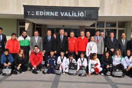 Edirne Valisi Sözer, Başarılı Sporcuları Ödüllendirdi