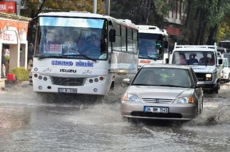 Edirne'de Ani Bastıran Yağmur Caddeleri Göle Çevirdi