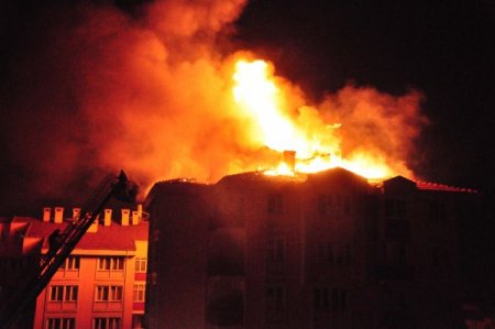 Edirne'de Apartman Çatısı Alev Alev Yandı