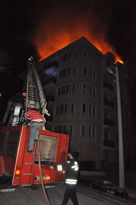 Edirne'de Apartman Çatısı Alev Alev Yandı
