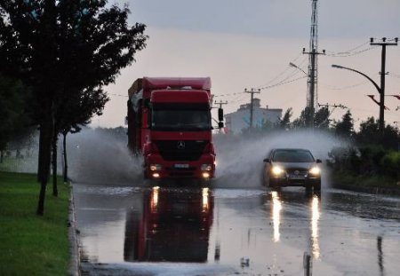 Edirne'de Aşırı Yağış Caddeleri Göle Çevirdi