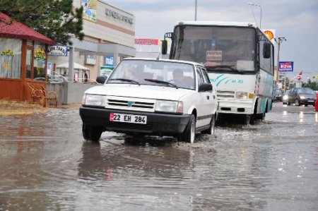 Edirne'de Aşırı Yağış Caddeleri Göle Çevirdi