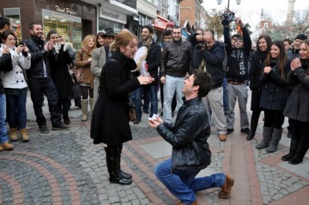 Edirne’de Cadde Ortasında İlginç Evlilik Teklifi