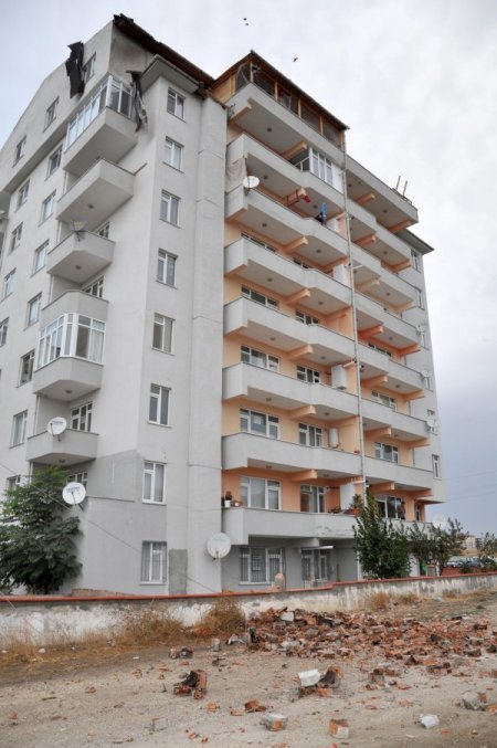 Edirne’de fırtına çatıları uçurdu