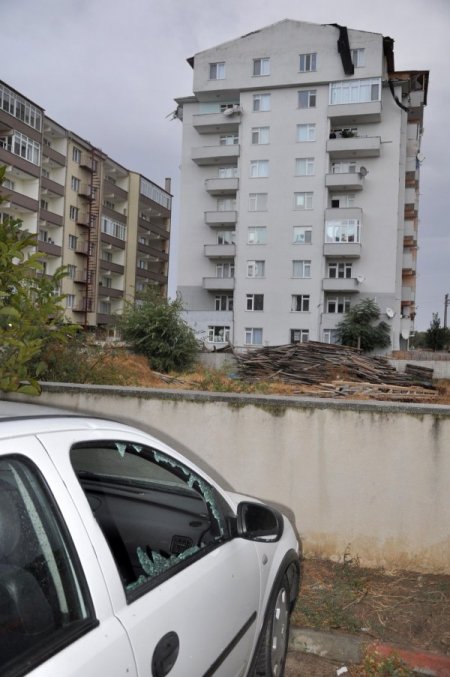 Edirne’de fırtına çatıları uçurdu