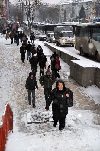 Edirne'de Kar Yağışı Ve Buzlanma Hayatı Felç Etti