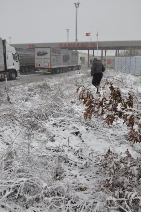 Edirne'de kar yağışı ve tipi birlikte etkili oluyor