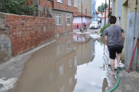 Edirne’de kısa süreli yağmurla yollar göle döndü