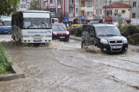 Edirne’de kısa süreli yağmurla yollar göle döndü