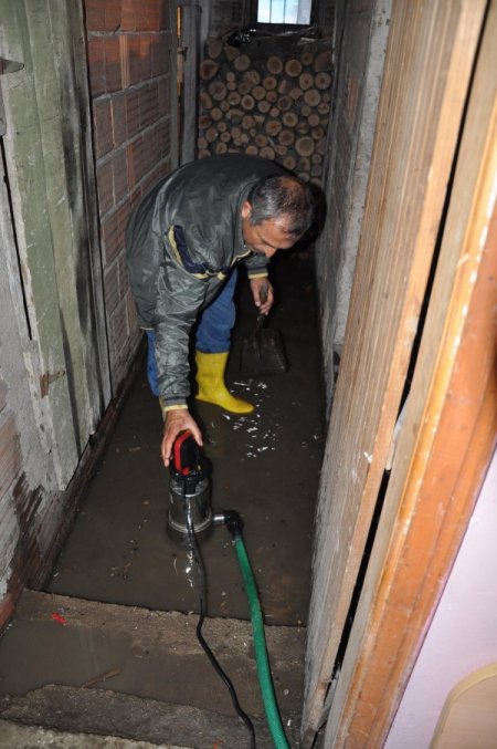 Edirne’de kısa süreli yağmurla yollar göle döndü