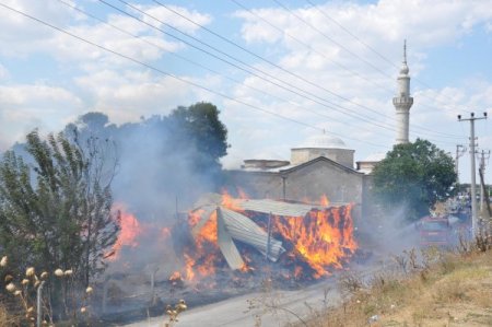 Edirne'de Samanlık Yangını: 50'ye Yakın Kuzu Telef Oldu