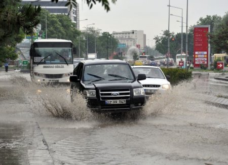 Edirne'de Yağmur Cadde Ve Sokakları Göle Çevirdi