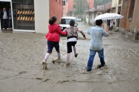 Edirne'de Yağmur Cadde Ve Sokakları Göle Çevirdi