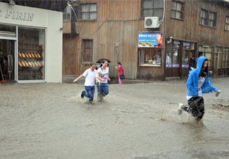Edirne'de Yağmur Cadde Ve Sokakları Göle Çevirdi