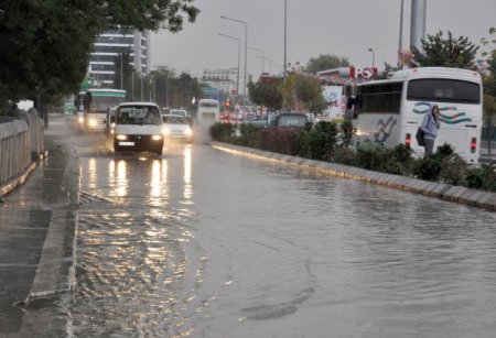 Edirne’de yağmur caddeleri göle çevirdi